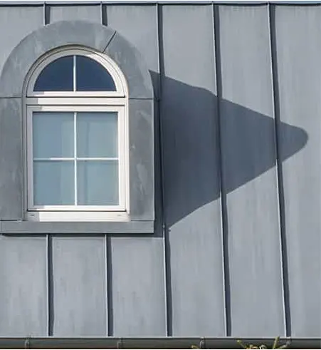 couverture en zinc avec cadre fenêtre