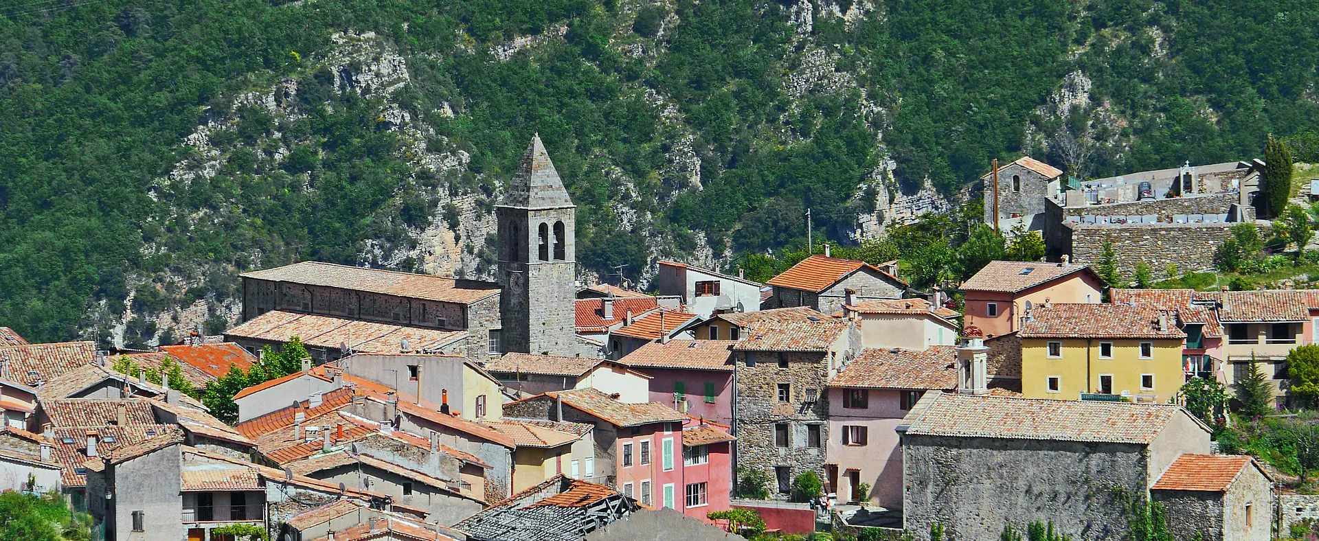 Vue typique d'un village typique d'occitanie en tuile terre cuite et son la toiture du clocher en ardoise