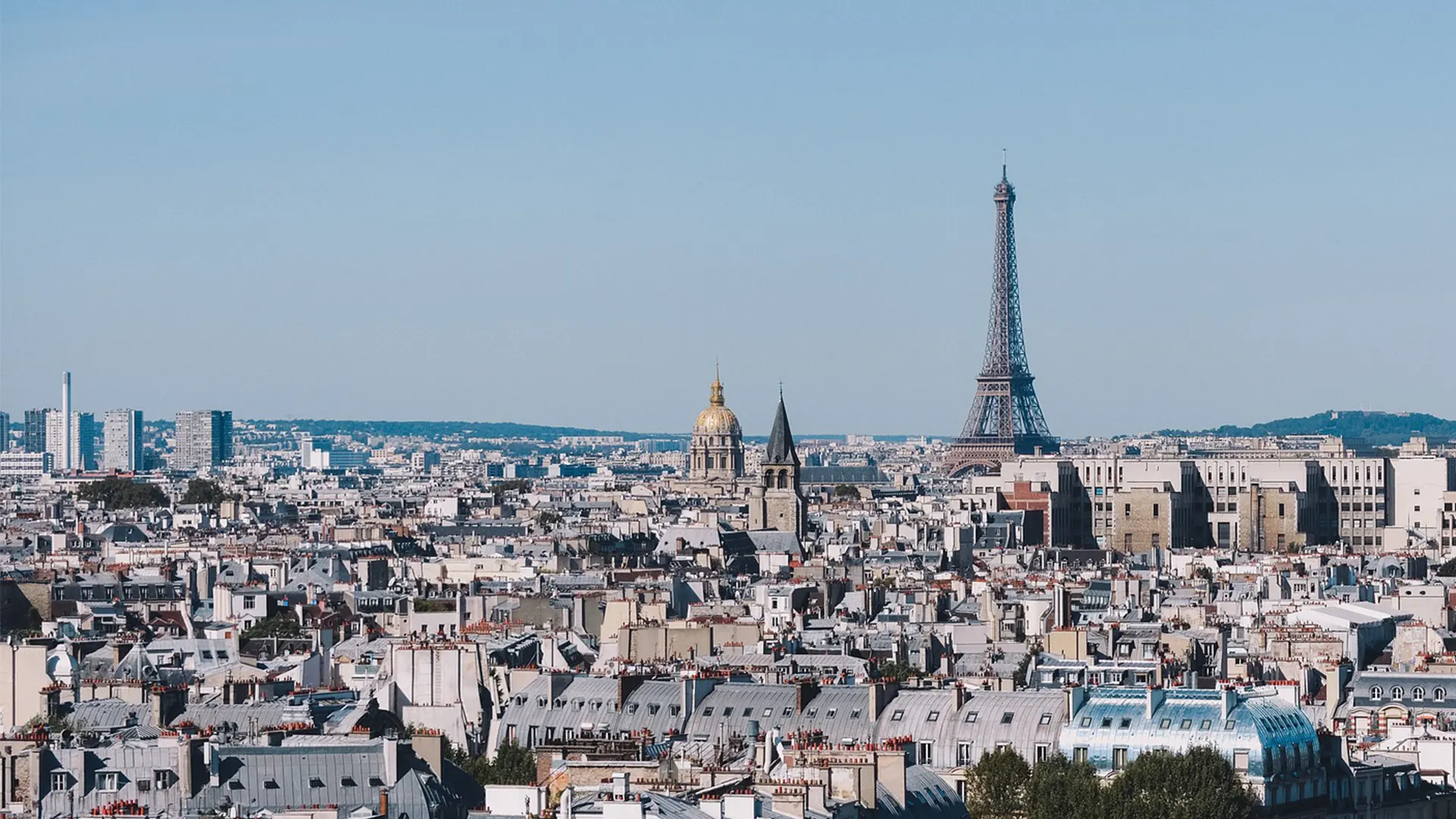 vue panoramique sur les toitures en zinc de Paris avec la tour Eiffel